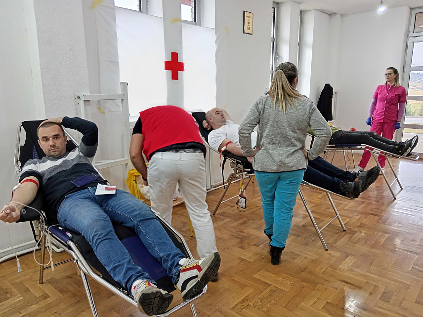 СОКОЛАЦ, 14. ДЕЦЕМБРА /СРНА/ - У добровољној акцији давања крви на Сокоцу је данас прикупљено 60 јединица драгоцјене течности од 76 пријављених давалаца.