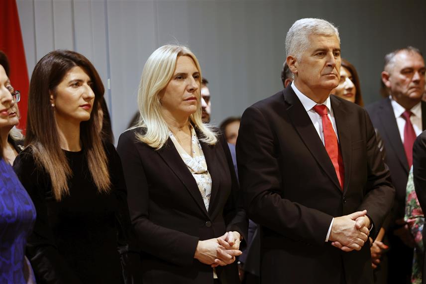 САРАЈЕВО, 14. ДЕЦЕМБРА /СРНА/ - У Сарајеву је одржан традиционални божићни пријем чији је домаћин предсједавајућа Савјета министара Борјана Кришто, а којем, између осталих, присуствује српски члан Предсједништва БиХ Жељка Цвијановић.
