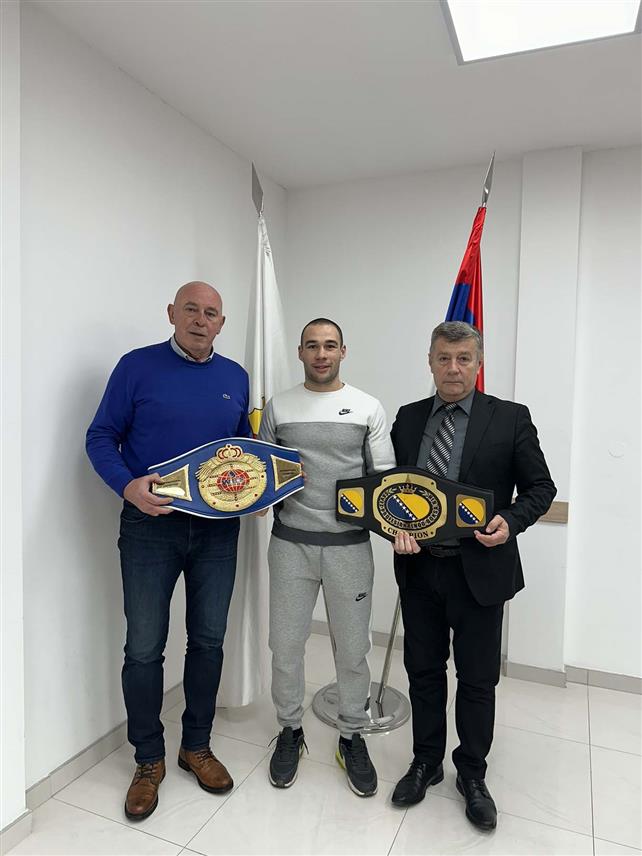ДОБОЈ, 15. ДЕЦЕМБРА /СРНА/ - Замјеник градоначелника Добоја Славко Ковачевић организовао је данас пријем за младог боксера из овог града Бранислава Малиновића, који је професионални првак БиХ и европски првак у категорији ВБФ, саопштено је из Градске управе Добој.