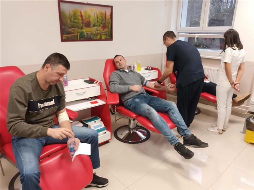 ЗВОРНИК, 15. ДЕЦЕМБРА /СРНА/ - Више од 70 радника предузећа „Електро-Бијељина“ даровало је данас крв на Меморијалној акцији добровољног давања крви „Никола Писић“ у Одјељењу за трансфузијску медицину Републике Српске - Болница Зворник.