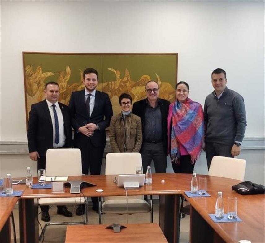 ИСТОЧНО САРАЈЕВО, 15. ДЕЦЕМБРА /СРНА/ - Градоначелник Источног Сарајева Љубиша Ћосић одржао је данас састанак са шефом кооперација Делегације ЕУ у БиХ Стефаном Елером и представницима Града Сарајева на челу са градоначелницом Бењамином Карић и премијером Кантона Сарајево Нихадом Уком о учешћу ова два града у пројекту ЕУ "Мисија градова" - 100 климатски неутралних градова до 2030. године.
