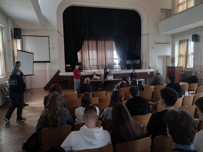 БЕОГРАД, 15. ДЕЦЕМБРА /СРНА/ - Аустроугарски концентрациони логор за Србе у Првом свјетском рату у Добоју био је дио геноцида над српским народом, за који су велике западне силе и прије Берлинског конгреса 1878. године одлучиле да га треба спријечити да се територијално уједини на Балкану, речено је данас на јавном часу о тој теми, организованом у Шестој београдској гимназији.