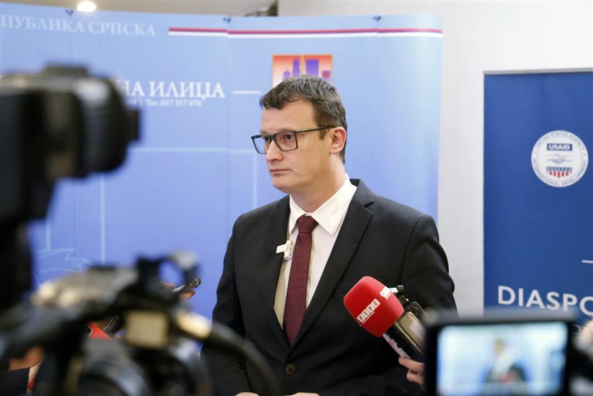 ИСТОЧНО САРАЈЕВО, 15. ДЕЦЕМБРА /СРНА/ - Начелник општине Источна Илиџа Маринко Божовић истакао је да ће на вечерашњем Бизнис форуму "Источна Илиџа 2023" представити нови инвестициони циклус који општина планира у наредној години и сва достигнућа која су постигнута када је ријеч о развоју инфраструктуре у пословним зонама.