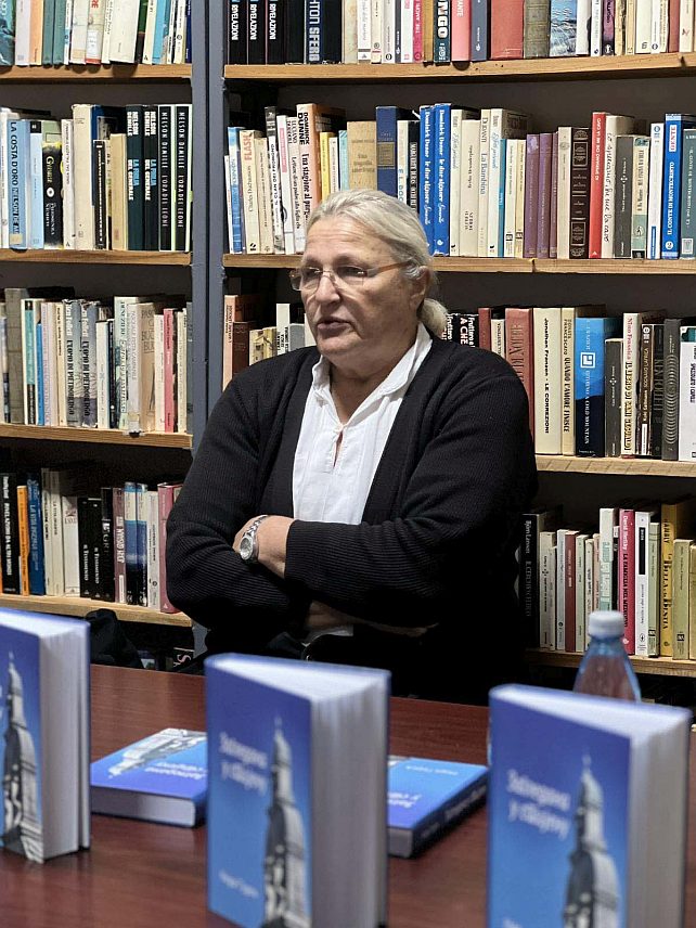 РОГАTИЦА, 15. ДЕЦЕМБРА /СРНА/ - Бројни Рогатичани уживали су у промоцији књиге "Загледана у стијену" Неде Гудељ из Tребиња.