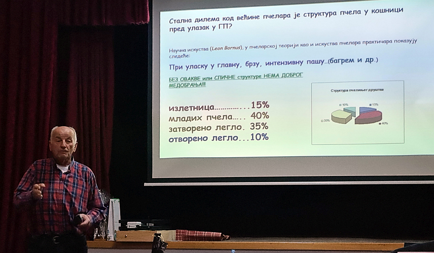СТАНАРИ, 16. НОВЕМБРА /СРНА/ - Предавач Савеза пчеларских организација Србије Ђоко Зечевић.
