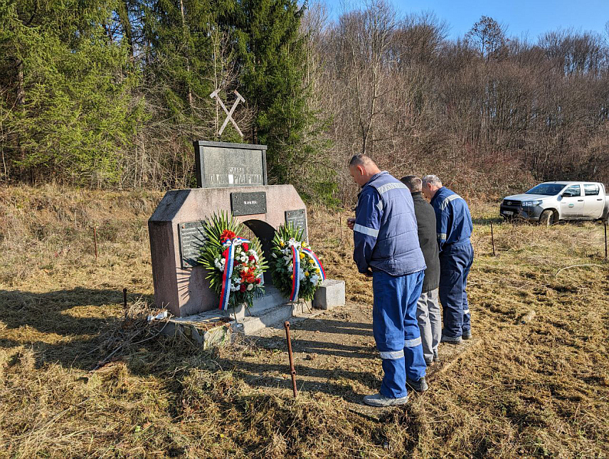 УГЉЕВИК, 16. ДЕЦЕМБРА /СРНА/ - На спомен-обиљежје у насељу Мезграја у општини Угљевик данас су положени вијенци и одата почаст рударима страдалим у највећој трагедији од оснивања угљевичког рудника, која се догодила 1954. године у јами "Млини".