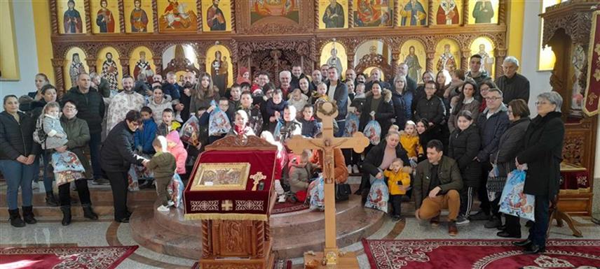 СРБАЦ, 17. ДЕЦЕМБРА /СРНА/ - У Храму Васкрсења Господњег у Српцу данас је у организацији Борачке организације општине Србац по први пут организована подјела поклон пакетића за унучад погинулих бораца Војске Републике Српске до 11 година старости.