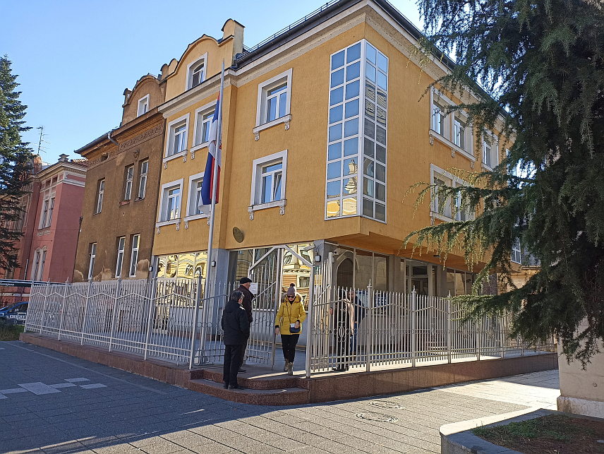САРАЈЕВО, 17. ДЕЦЕМБРА /СРНА/ - Амбасада Србије у Сарајеву- гласачко мјесто.