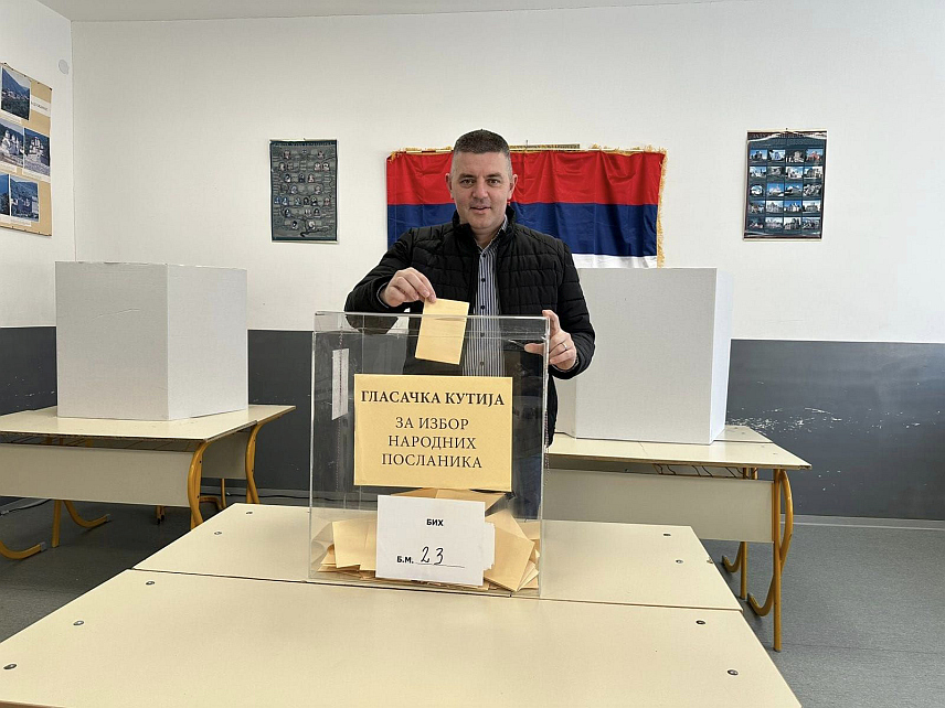 МРКОЊИЋ ГРАД, 17. ДЕЦЕМБРА /СРНА/ - На ванредним парламентарним изборима гласао је и начелник општине Мркоњић Град Драган Вођевић.