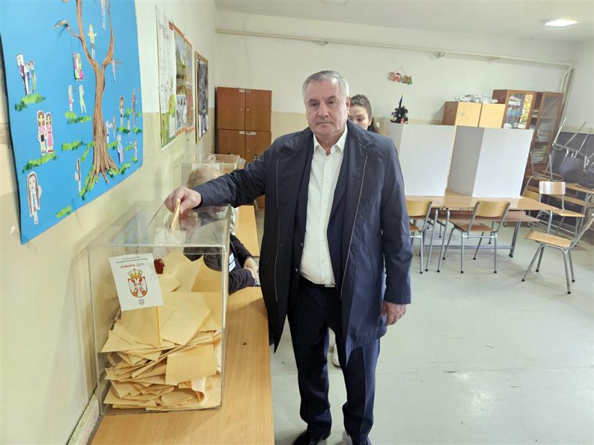 БАЊАЛУКА, 17. ДЕЦЕМБРА /СРНА/ - Предсједник Владе Републике Српске Радован Вишковић гласао је данас на ванредним парламентарним изборима у Србији, у Основној школи "Владо Обрадовић Камени" у Сурчину у Београду.