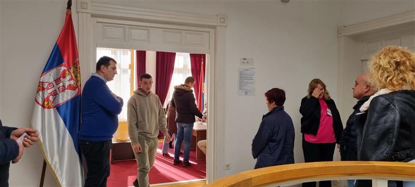 МОСTАР, 17. ДЕЦЕМБАР /СРНА/ - На бирачком мјесту у Мостару на ванредним парламентарним изборима у Србији до 14.00 часова гласало је 60 одсто бирача од пријављених 189, речено је у бирачком одбору.