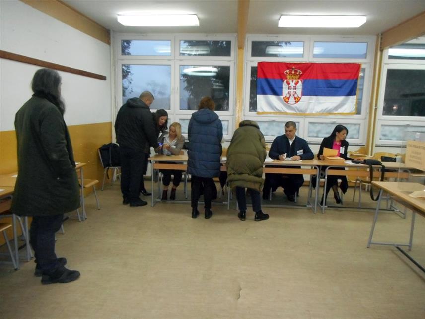 БРАТУНАЦ, 17. ДЕ3ЦЕМБРА /СРНА/ - На бирачком мјесту у Средњошколском центру у Братунцу за ванредне парламентарне изборе у Србији до 12.00 часова гласало је 430 бирача или 55 одсто од укупног броја уписаних у бирачки списак на овом биралишту.