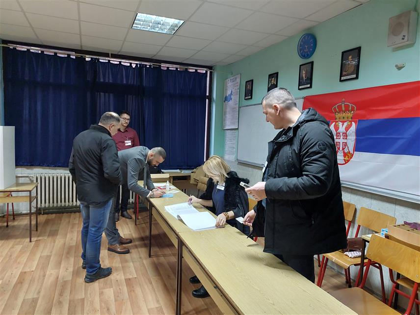 ВИШЕГРАД, 17. ДЕЦЕМБРА /СРНА/ - Бирачко мјесто у Вишеграду јутрос је отворено на вријеме, а своје право да гласа моћи ће да оствари 979 уписаних бирача.