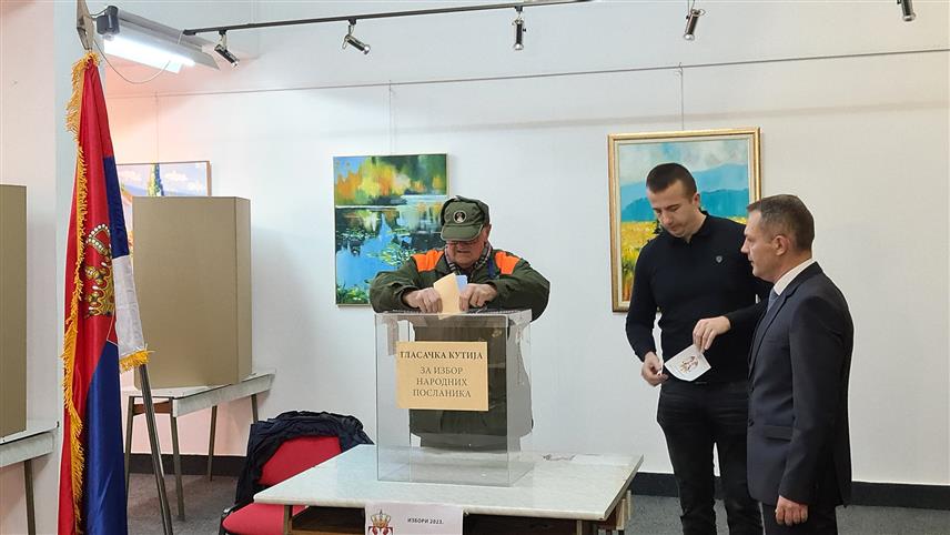 ДОБОЈ, 17. ДЕЦЕМБРА /СРНА/ - Бирачко мјесто за парламентарне изборе у Србији отворено је јутрос у Центру за културу и образовање у Добоју.