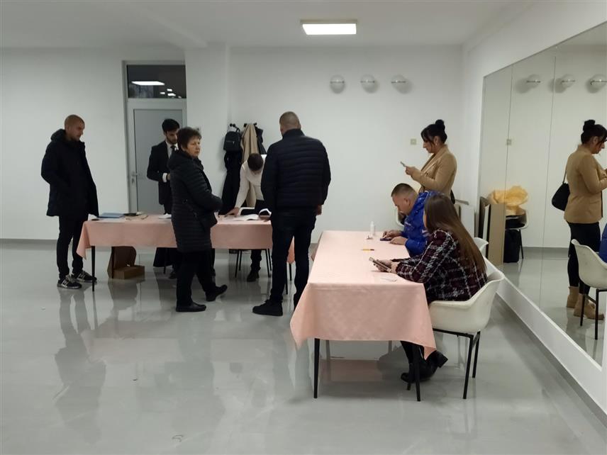ЗВОРНИК, 17. ДЕЦЕМБРА /СРНА/ - Бирачко мјесто у Зворнику за гласање за републички парламент у Србији отворено је јутрос у 7.00 часова.