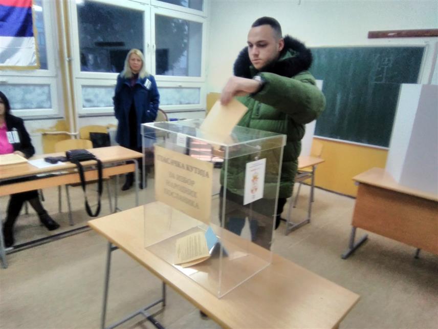 СРЕБРЕНИЦА, 17. ДЕЦЕМБРА /СРНА/ - Бирачко мјесто у Средњошколском центру у Братунцу за данашње ванредне парламентарне изборе у Србији отворено је на вријеме и први гласачи су већ остварили своје бирачко право.