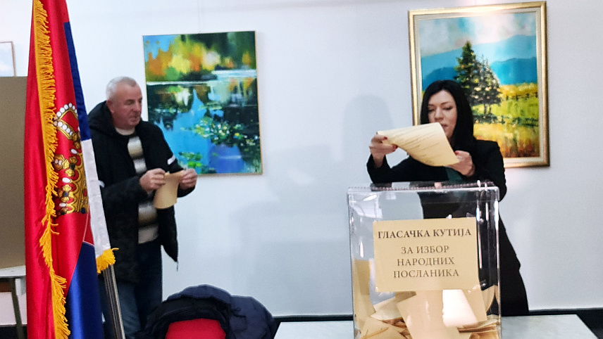 ДОБОЈ, 17. ДЕЦЕМБРА /СРНА/ - Посланик из Добоја у Представничком дому Парламентарне скупштине БиХ Сања Вулић гласала је на бирачком мјесту у Галерији Центра за културу и образовање.