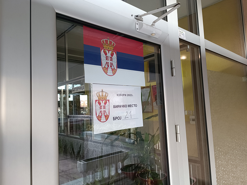 ПРИЈЕДОР, 17. ДЕЦЕМБРА /СРНА/ - Бирачко мјесто у Приједору са 337 регистрованих са правом гласа на ванредним парламентарним изборима у Србији јутрос је отворено и гласање протиче без проблема.