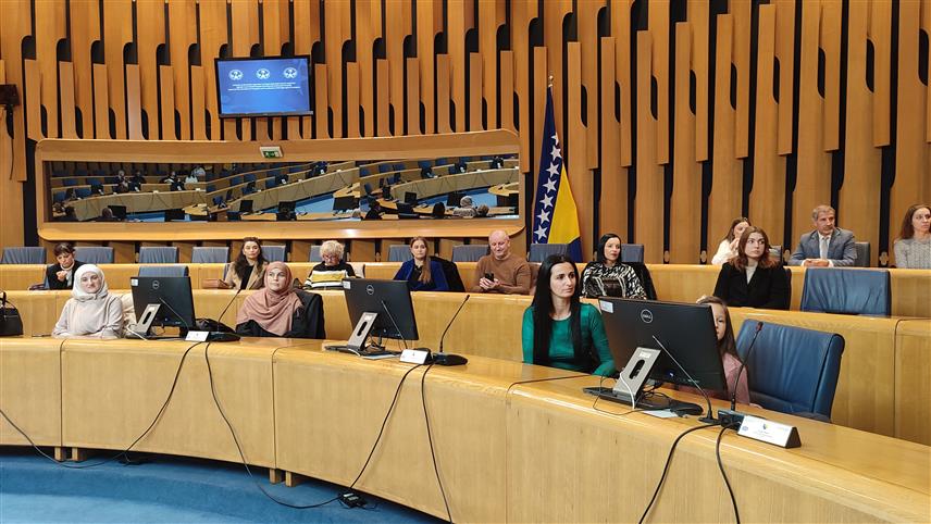 САРАЈЕВО, 18. ДЕЦЕМБРА /СРНА/ - Награде за најбоље литерарне и ликовне радове ученика основних школа, као и фото и видео радове ученика средњих школа у БиХ о теми "Књига правде" додијељене су данас у Сарајеву у оквиру јавног позива Агенције за превенцију корупције и координацију борбе против корупције /АПИК/.