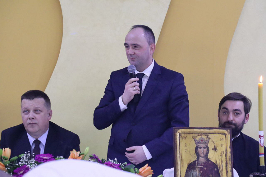 УГЉЕВИК, 18. ДЕЦЕМБРА /СРНА/ - Сто радника Рудника и термоелектране /Рите/ Угљевик од данас је у пензији, након што су јуче свечано испраћени из предузећа у ком су провели највећи дио радног стажа,генерални директор РиTЕ Угљевик Дико Цвијетиновић.