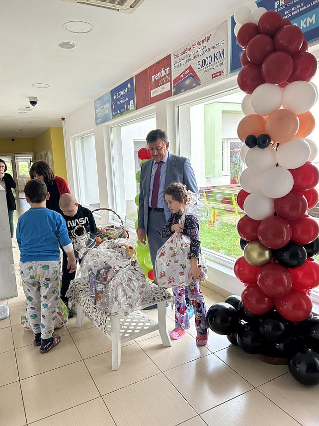 БАЊАЛУКА, 19. ДЕЦЕМБРА /СРНА/ - Предсједник Владе Републике Српске Радован Вишковић обезбиједио је поводом Светог Николе пакетиће за дјецу обољелу од малигних болести, која бораве у Родитељској кући "Искра" у Бањалуци.