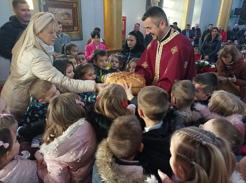 КОТОР ВАРОШ, 19. ДЕЦЕМБРА /СРНА/ - Дјечији вртић "Лариса Шугић" у Котор Варошу обиљежио је данас крсну славу Светог Николу, а у јутарњим часовима малишани су присуствовали у храму Рођења Пресвете Богородице освештању кољива и славског колача.