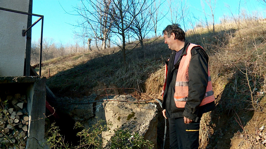 ДОБОЈ, 19. ДЕЦЕМБРА /СРНА/ - Активирано клизиште у добојском насељу Мали Прњавор угрозило је стамбени објекат Драгана Старчевића који је у недостатку властитих средстава за санацију упутио апел локалним и републичким институцијама.