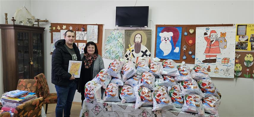 БРОД, 19. ДЕЦЕМБРА /СРНА/ - Млади привредник Никола Миличић донирао је 58 пакетића за чланове Удружења родитеља, дјеце и омладине са посебним потребама и лица са инвалидитетом "Корак наде" из Брода