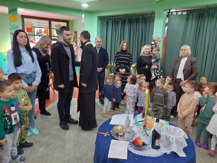 ВИШЕГРАД, 19. ДЕЦЕМБРА /СРНА/ - Обредом ломљења славског колача у вишеградском дјечијем обданишту "Невен", у присуству дјеце, васпитача и званица, прослављена је крсна слава те установе Свети Никола.