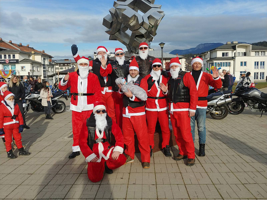 ПАЛЕ, 19. ДЕЦЕМБРА/СРНА/ - Чланови Мото клуба "Пале" обучени у одјела Дједа мраза подијелиће сутра 800 пакетића за најмлађе суграђане, поводом обиљежевања празника- Светог Николу.