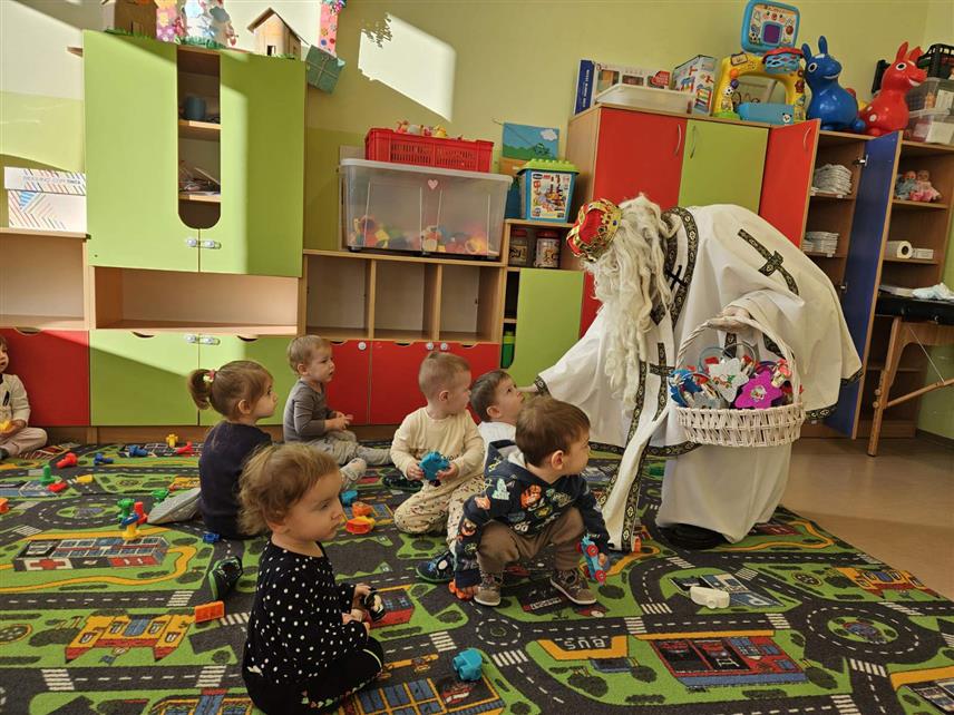 БИЈЕЉИНА, УГЉЕВИК , 19. НОВЕМБРА /СРНА/ - Малишани Дјечијег вртића "Чика Јова Змај" Бијељина и вртића “Душко Радовић” из Угљевика , Светог Николу су дочекали са великим весељем и поздравили пјесмом.