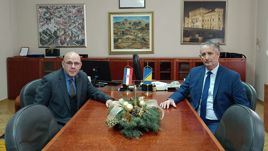 САРАЈЕВО, 19. ДЕЦЕМБРА /СРНА/ - Замјеник министра обране у Савјету министара Славен Галић и војни аташе Хрватске у БиХ бригадир Давор Кираљ.