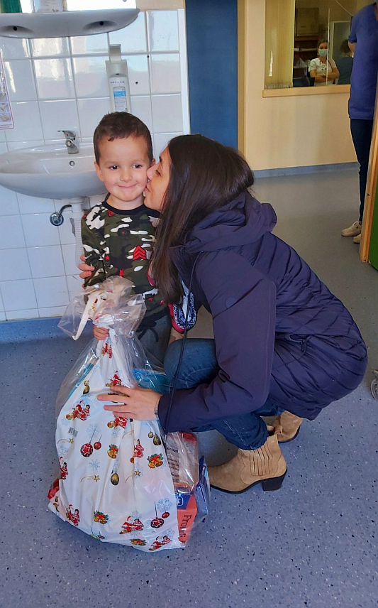 БАЊАЛУКА, 19. ДЕЦЕМБРА /СРНА/ - Запослени у Палати Републике Српске данас су поводом Никољдана обрадовали пакетићима најмлађе пацијенте Универзитетског клиничког центра Републике Српске.