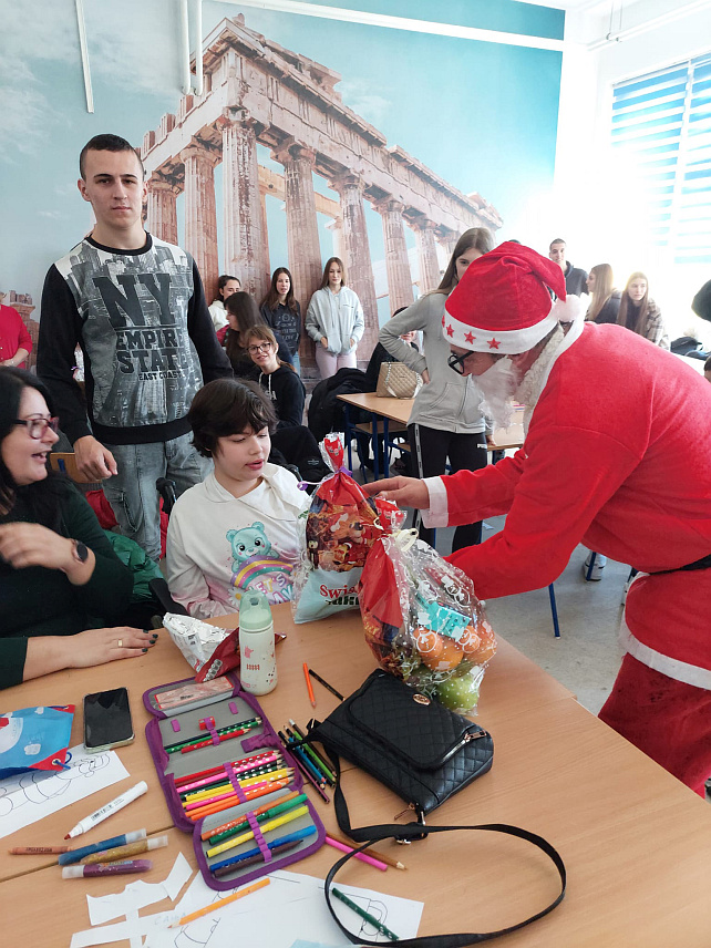 ШАМАЦ, 19. ДЕЦЕМБРА /СРНА/ - Савјет ученика и хуманитарна секција Средње школе "Никола Tесла" у Шамцу организовали су вечерас заједничку радионицу са дјецом из Удружења грађана са помоћ лицима са посебним потребама "Дјеца сунца" из Шамца.