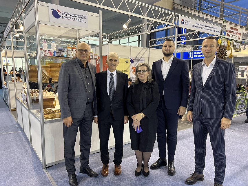 БИЈЕЉИНА, 1. ДЕЦЕМБРА /СРНА/ - Подручна привредна комора Бијељина је кроз континуирани пројекат "Наше је боље" представила произвођаче хране и пића и туристичку понуду регије на Сајму етно-сајму хране и пића у Београду, на којем учествује више од 300 излагача.