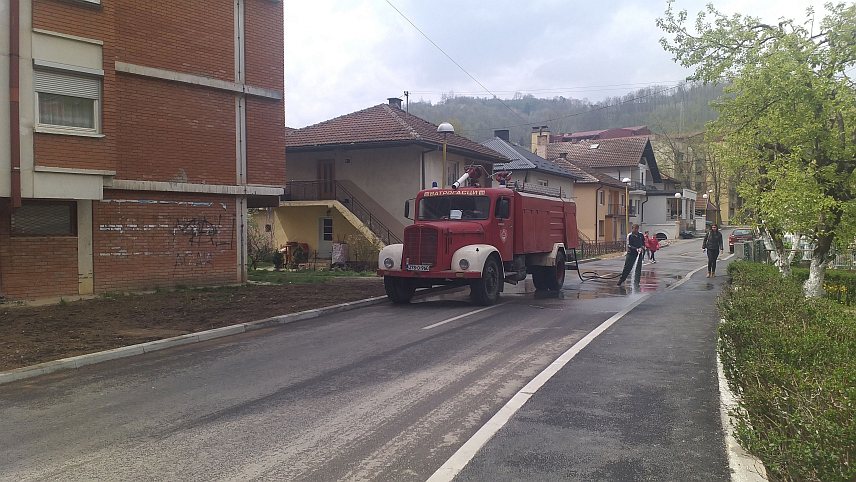 МИЛИЋИ, 1. ДЕЦЕМБРА /СРНА/ - Tериторијална ватрогасно-спасилачка јединица Милићи упутила је данас апел становништву да због олујног времена не ложе ватру на отвореним површинама, а посебно апелују на станаре зграда, који пепео бацају у контејнере, да воде рачуна јер пожар може проузроковати несагледиве посљедице.