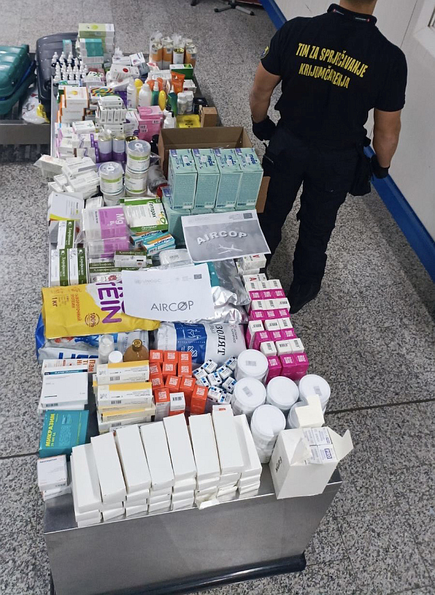 БАЊАЛУКА, 1. ДЕЦЕМБРА /СРНА/ - На Аеродрому Сарајево овлаштени службеници УИО у сарадњи са службеницима Граничне полиције БиХ одузели су већу количину лијекова, суплемената и друге робе, за коју су потребне посебне дозволе за увоз у БИХ, а укупна вриједност одузете робе процјењује се на износ од 47.000 КМ.