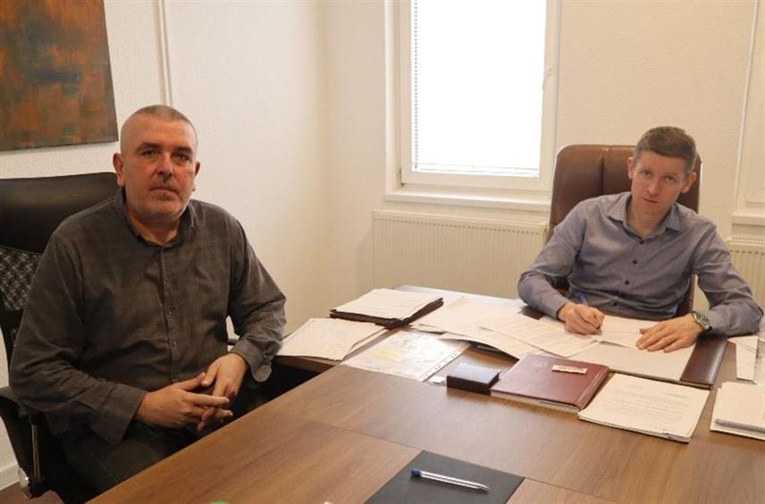 ГАЦКО, 1. ДЕЦЕМБРА /СРНА/ - Општина Гацко и ОЕБС потписали су данас уговор о донацији с циљем изградње "Парка мира" Слављан, као и изградње повјерења међу вјерским заједницама у тој општини.