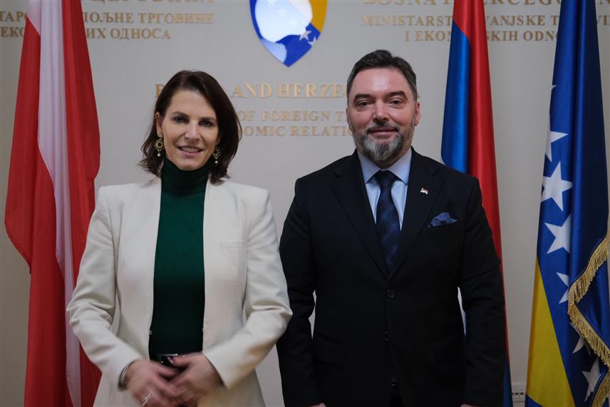 САРАЈЕВО, 1. ДЕЦЕМБРА /СРНА/ -Замјеник предсједавајуће Савјета министара БиХ и министар спољне трговине и економских односа БиХ Сташа Кошарац разговарао је данас у Сарајеву са савезном министарком Аустрије за ЕУ и уставна питања Каролином Едштадлер.