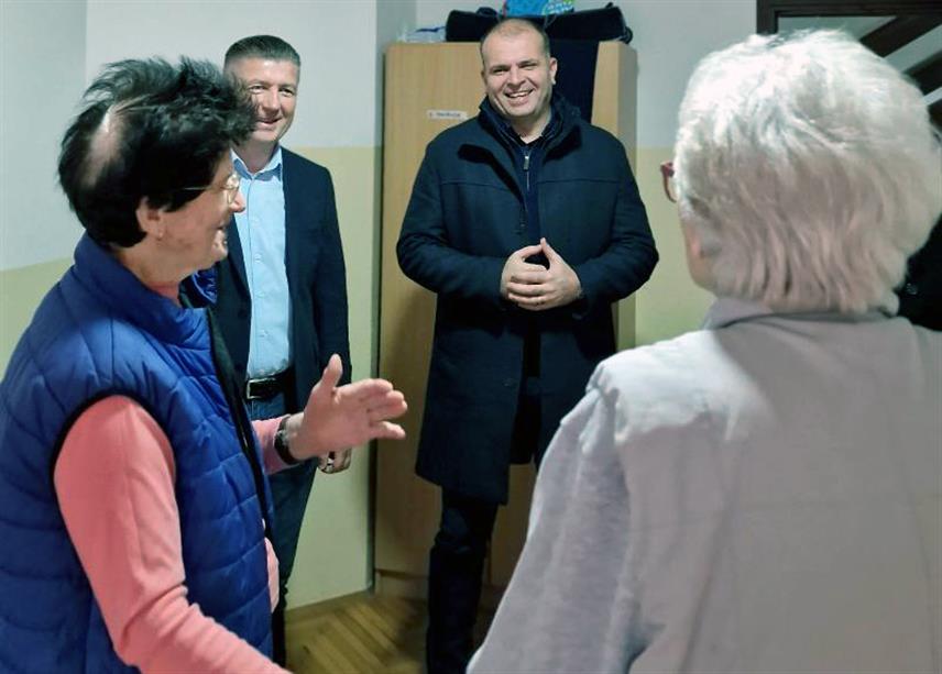 ЗВОРНИК, 1. ДЕЦЕМБРА /СРНА/ - Градоначелник Зворника Бојан Ивановић посјетио је данас кориснике Дома за старија лица у Кисељаку код Зворника и констатовао да у овој установи станари добивају неопходну здравствену његу, стручну помоћ и пажњу.
