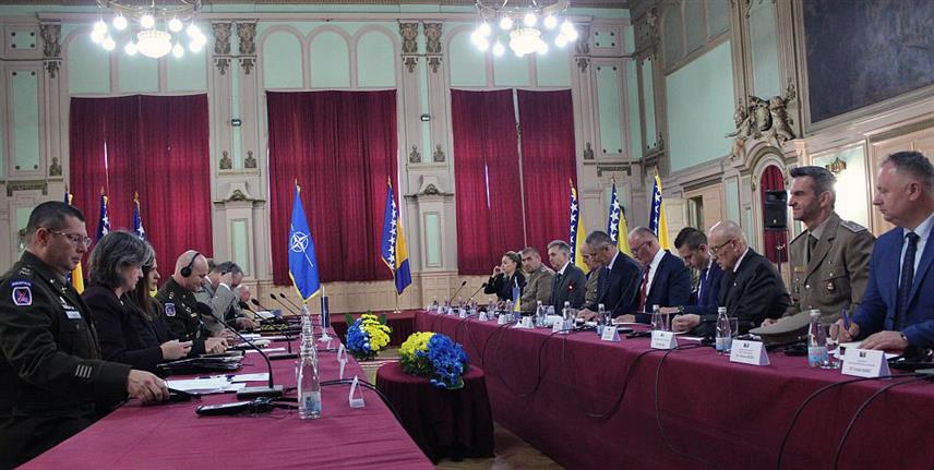 САРАЈЕВО, 1. ДЕЦЕМБРА /СРНА/ - Састанак делегације Министарства одбране у Савјету министара са командантом савезничких снага у Европи и Европске команде Оружаних снага Сједињених Држава генералом Кристофером Каволијем.