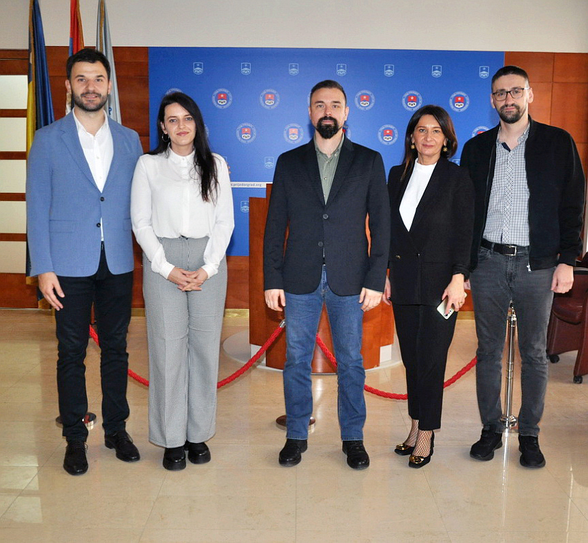 ПРИЈЕДОР, 1. ДЕЦЕМБРА /СРНА/ - Градоначелник Приједора Слободан Јавор организовао је данас пријем за Азру Елезовић, студента четврте године Електротехничког факултета Универзитета у Бањалуци, која је освојила треће мјесто на Олимпијади из микроелектронике одржаној 19. октобра у Јеревану.