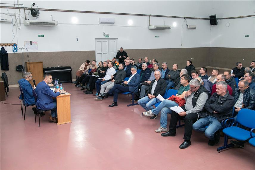 ПРЊАВОР, 1. ДЕЦЕМБРА /СРНА/ -На јавној расправи о нацрту буџета града Прњавор за 2024. годину вечерас су изнесени добри приједлози заинтересованих грађана који су се у великом броју одазвали позиву да помогну у креирању тог важног документа, рекао је предсједник градске Скупштине Жељко Симић