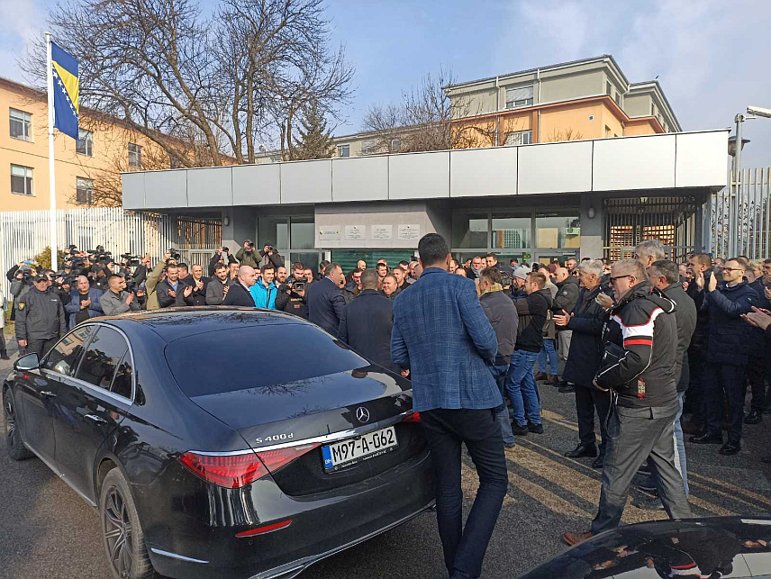 САРАЈЕВО. 20. ДЕЦЕМБРА /СРНА/ - Предсједник Републике Српске Милорад Додик стигао је у Суд БиХ гдје је за данас заказан главни претрес по оптужници Тужилаштва БиХ за непоштовање одлука Кристијана Шмита.