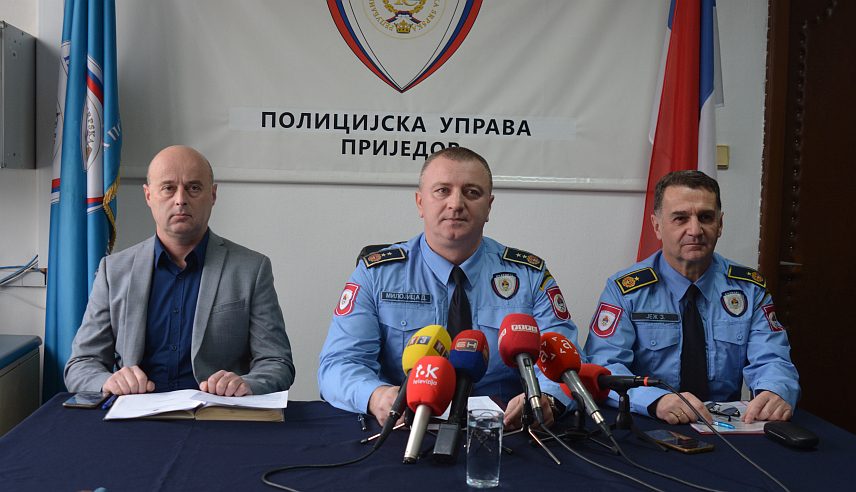 ПРИЈЕДОР, 20. ДЕЦЕМБРА /СРНА/ - На подручју Полицијске управе Приједор у новембру су евидентирана 74 кривична дјела, а укупна расвијетљеност је 90,5 одсто, а по непознатом починиоцу 73 одсто, изјавио је начелник ове управе Драган Милојица.