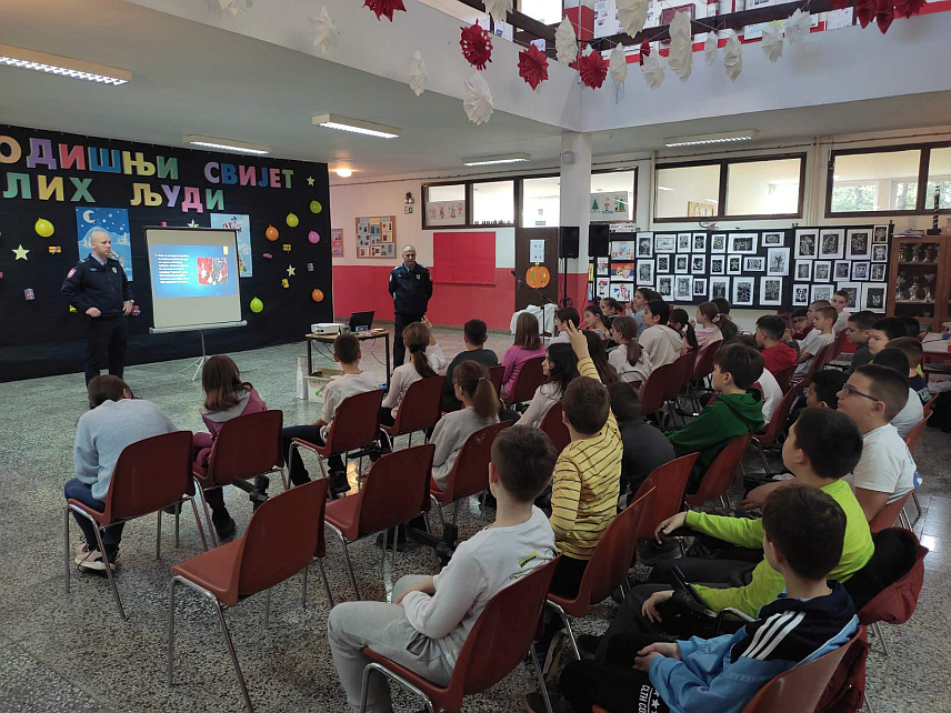 ПРИЈЕДОР, 20. ДЕЦЕМБРА /СРНА/ - Kампањa МУП-а Српске "Петарде нису играчке" - припадници приједорске Полицијске управе у Основој школи "Доситеј Обрадовић" у Приједору одржали едукативно предавање.