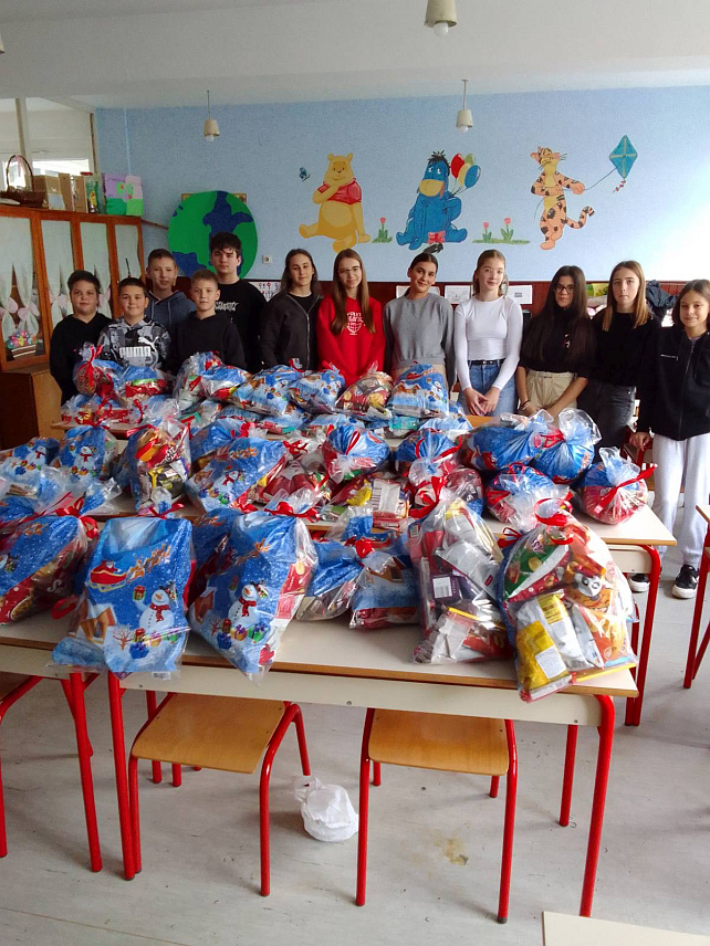 КОЗАРСКА ДУБИЦА, 20. ДЕЦЕМБРА /СРНА/ - Савјет ученика Основне школе "Свети Сава" у Козарској Дубици и ове школске године успјешно је реализовао хуманитарну акцију "Један слаткиш - једно дијете" у оквиру које су ученици прикупили слаткише и прибор од којих је направљено 50 новогодишњих пакетића.