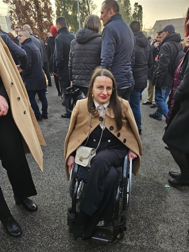 САРАЈЕВО, 20. ДЕЦЕМБРА /СРНА/ - Подршку предсједнику Републике Српске Милораду Додику данас је испред зграде Суда БиХ пружила и Милица Ијачић, члан СНСД-а и први посланик у инвалидским колицима у Народној скупштини Републике Српске.