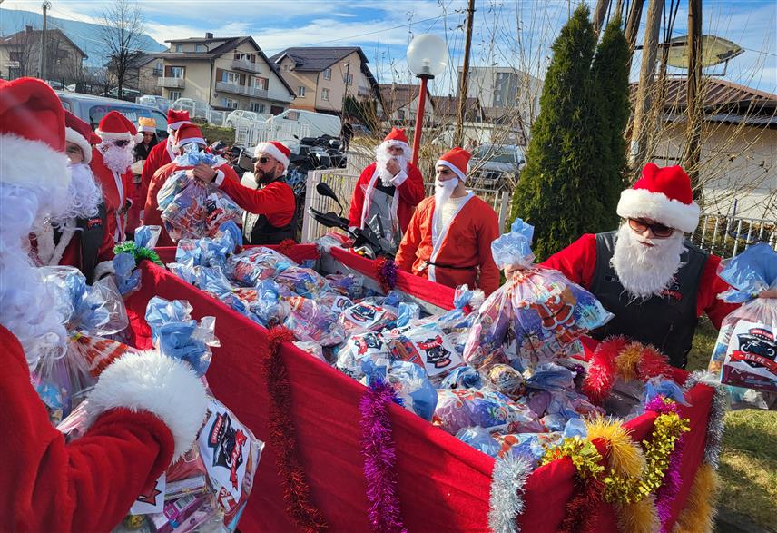 ПАЛЕ, 20. ДЕЦЕМБРА /СРНА/ - Чланови Мото-клуба "Пале" данас су у одијелима Дједа Мраза продефиловали улицама и насељима Пала, а потом подијелили 800 пакетића најмлађим суграђанима поводом обиљежавања празника Светог Николе, чиме је почела манифестација "Паљанска зима".