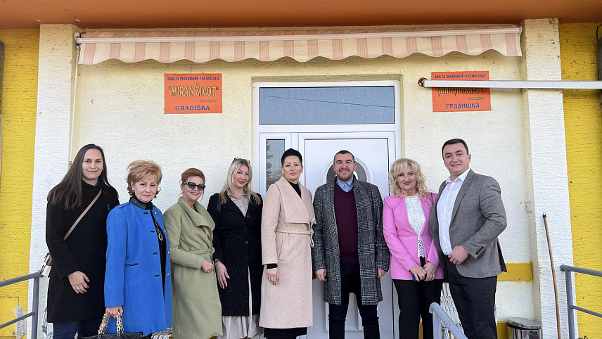 ГРАДИШКА, 20. ДЕЦЕМБРА /СРНА/ - Поводом Међународног дана људске солидарности Форум жена Социјалистичке партије Српске /СПС/ посјетио је данас Дом за стара лица "Миран живот" у овом граду.